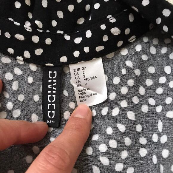 H&M Women's Black Polka Dot Button Front Sleveeless Blouse Size 2 - Picture 3 of 4